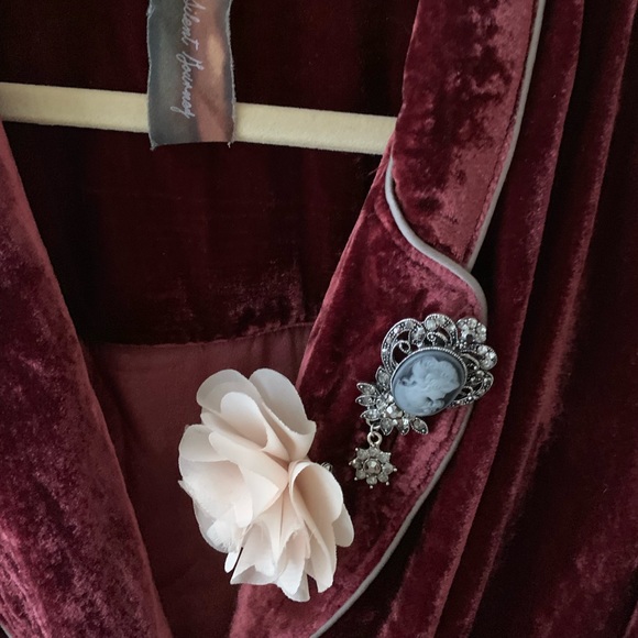 velvety ladies smoking jacket - Picture 3 of 5